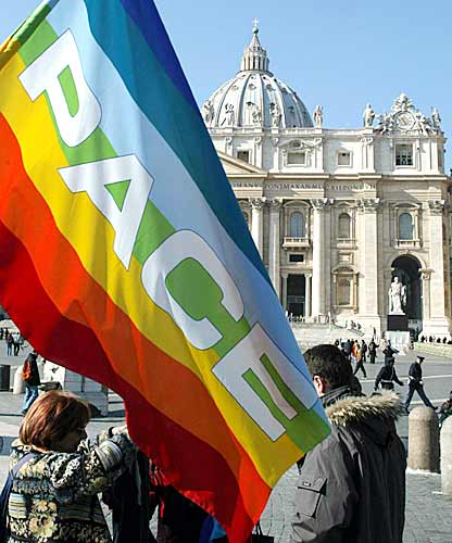 Una bandiera della Pace sventola davanti piazza San Pietro (Ansa Schiavella) 