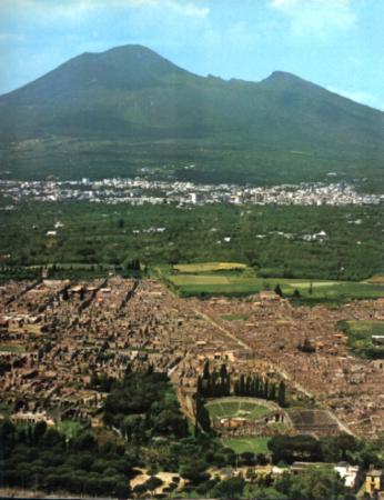 Vista do Ves�vio tendo em primeiro plano as ru�nas de Pomp�ia