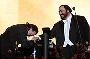 Bono bija a m�o de Pavarotti. Eles cantaram juntos Ave Maria  Foto AP