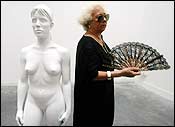 Uma visitante passa por uma escultura de Charles Ray/ Reuters
