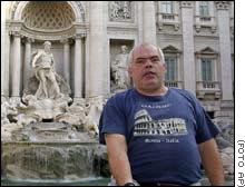 Cercelletta posa para fotos em frente � Fontana di Trevi 