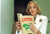 Monalisa Lins/AE  Marta Odete e seu livro sobre a doen�a: "Sei que a cura est� longe" 