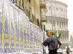 Militante cola um cartaz de propraganda 