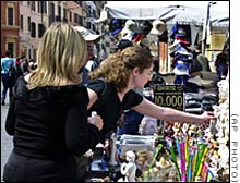 Turistas compram lembran�as na Piazza di Spagna 