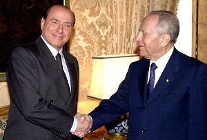 Berlusconi com o presidente Ciampi: press�es partid�rias 