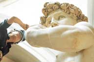 Agnese Parronchi limpa com cuidado a est�tua de Davi: primeira restaura��o desde 1843  Paolo Cocco/Reuters 