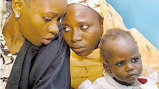 A nigeriana Amina Lawal, com a filha no colo, no julgamento em que se livrou da pena de apedrejamento at� a morte   Luc Gnago/Reuters