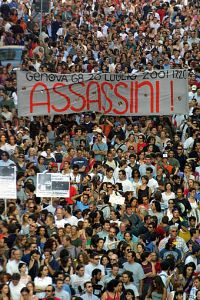 Protesto contra a a��o da pol�cia italiana no enterro da �nica v�tima fatal 