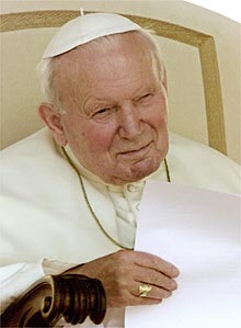 Jo�o Paulo 2� durante a mil�sima audi�ncia p�blica semanal relizada em 1.8.2001 na pra�a de S�o Pedro, no Vaticano 