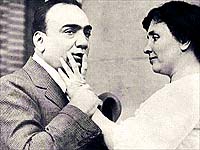 O cantor Enrico Caruso canta para a cega, surda e muda Hellen Keller, que toca a boca e o pesco�o do cantor para sentir a vibra��o dos sons que ela n�o pode ouvir