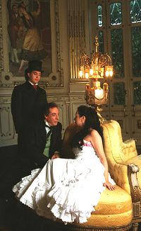Erwin Schrott (E), Raul Gimenez e Rosana Lamosa protagonizam a montagem brasileira de 'La sonnambula'  Foto: Jorge Bispo 