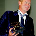 Peter Mullan feliz da vida com seu Le�o de Ouro  Reuters/Claudio Papi