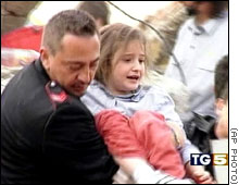 Criança retirada de sob os escombros, nos braços de um 'carabiniere'