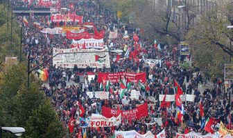 Protestos convocados pelos movimentos antiglobaliza��o reunidos no F�rum Social Europeu, em Floren�a, It�lia