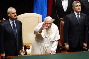 O papa Jo�o Paulo II em visita ao parlamento italiano, em 14.11.2002