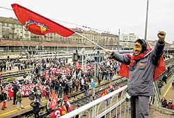 Empregados da Fiat bloqueiam estação de trem em Turim em protesto contra demissão de 5.600 Del Bo/France Presse