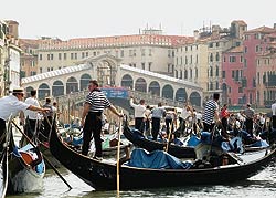 G�ndolas no Grande Canal com Rialto, a ponte mais antiga, ao fundo