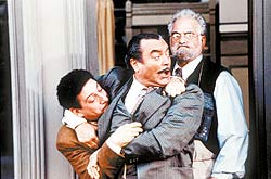 Leone (Sergio Castellitto, � esq.) e Umberto (Diego Abatantuono) saem no tapa, observados pelo av� Mattia (Jean-Claude Brialy), no filme de Ettore Scola