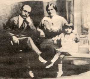 Mussolini ao lado da mulher Rachele, com a pequena Edda: casamento marcado por trai��es 