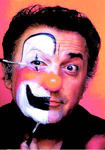 Fellini no memorial�stico I Clowns: para o cineasta n�o existe pior mistificador do que aquele que se leva excessivamente a s�rio 
