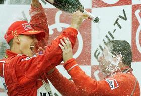 Schumacher comemora o tri