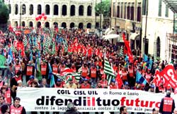 Manifestantes desfilam em Roma, diante da ru�nas do Teatro de Marcelo  Gaetano/AP