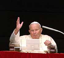O papa acena para os fi�is na Pra�a de S�o Pedro: voz forte  Massimo Sambucetti/AP  (01.11.2003)