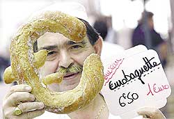 Franc�s exibe o "p�o euro"  France Presse - 3.ago.01